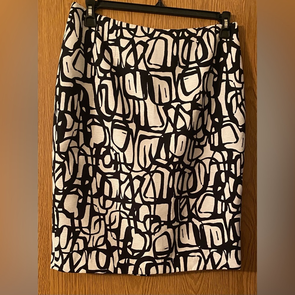Kasper White & Black Print Knee Length Lined Skirt Sz 10
